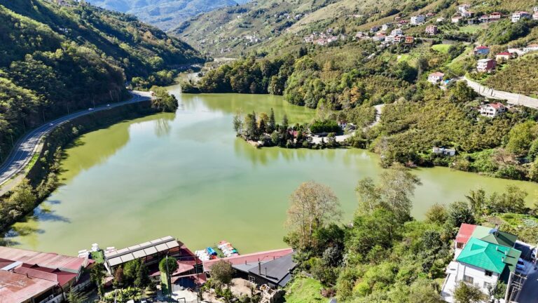 طرابزون أرض للبيع مقابل بحيرة سيرا جول الارض 1.394 متر مربع🚨